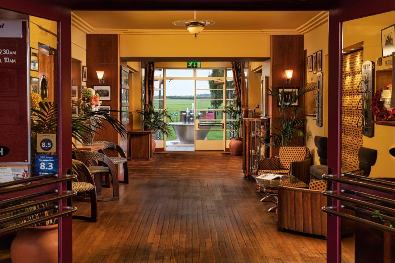 The Aviator Hotel Sywell Екстериор снимка