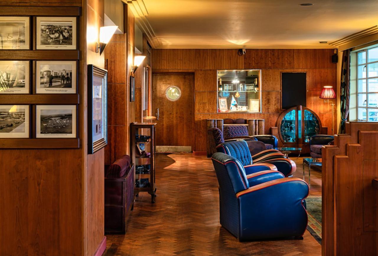 The Aviator Hotel Sywell Екстериор снимка