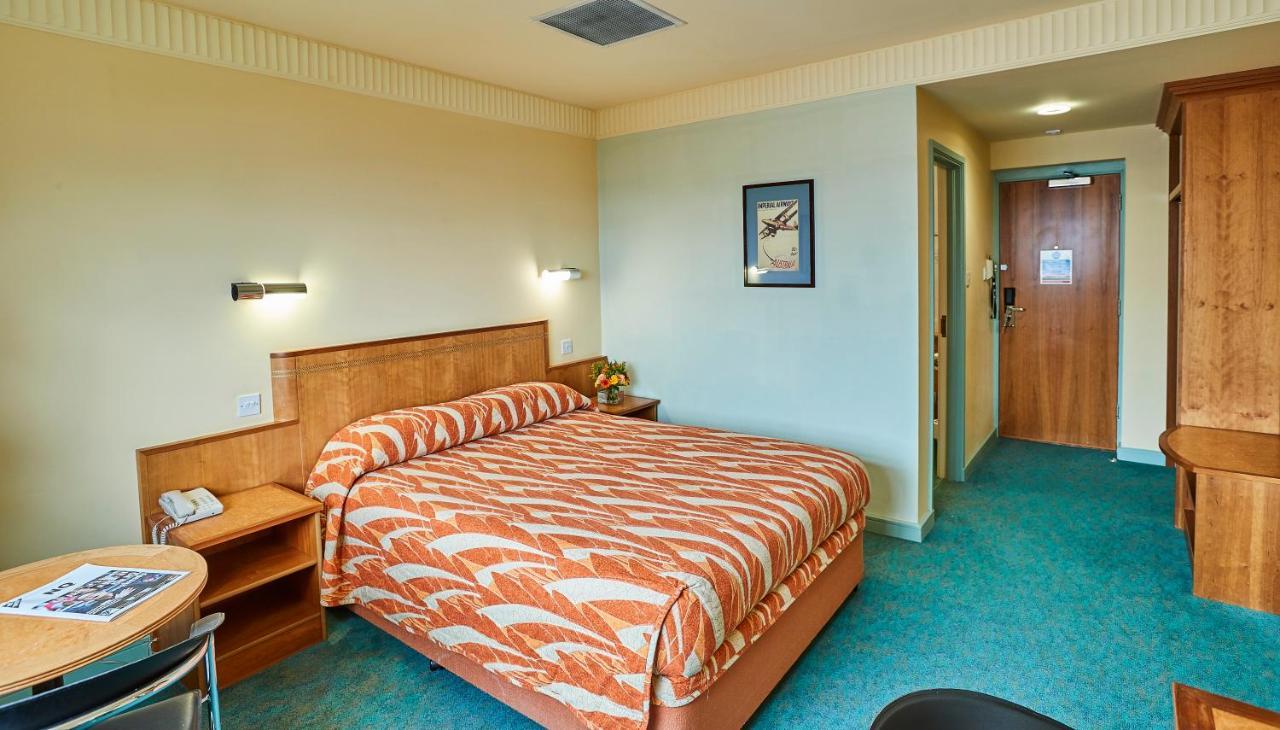 The Aviator Hotel Sywell Екстериор снимка