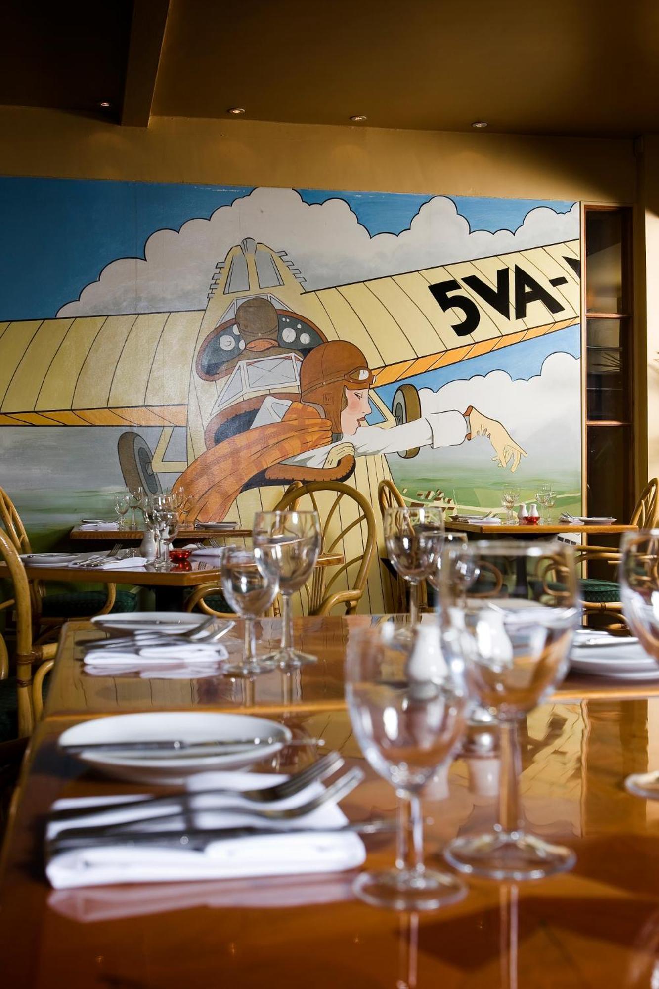 The Aviator Hotel Sywell Екстериор снимка