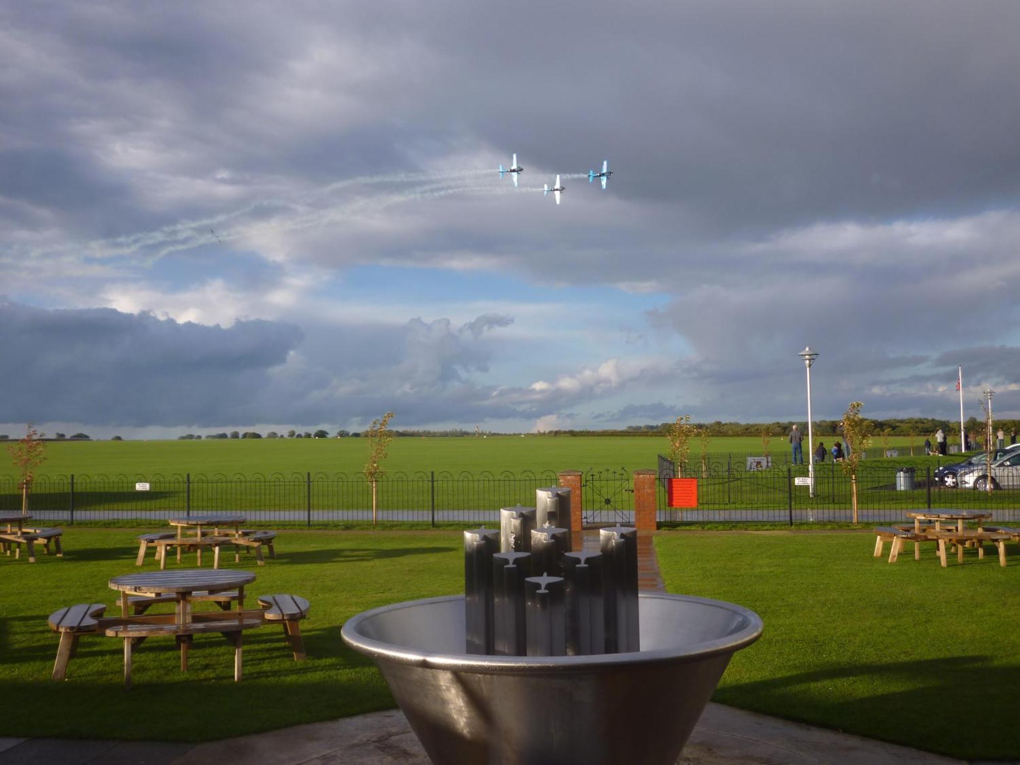 The Aviator Hotel Sywell Екстериор снимка
