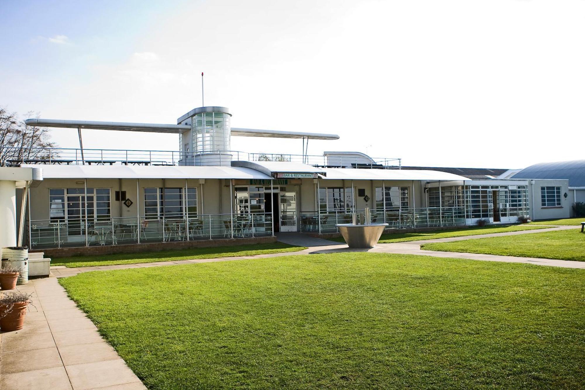 The Aviator Hotel Sywell Екстериор снимка