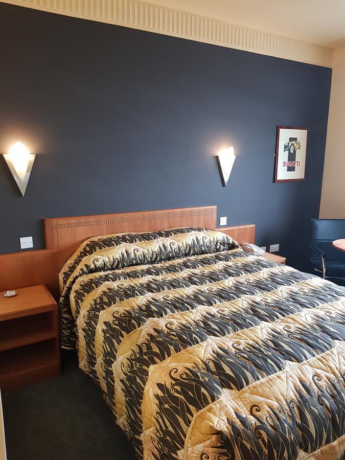 The Aviator Hotel Sywell Екстериор снимка